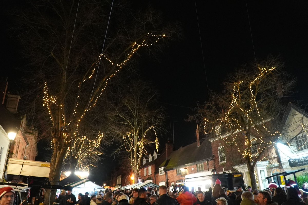 Warwick_DC's tweet photo. A season of sparkle is set to begin next month as our four towns and surrounding villages light up the district for the Christmas season! 🌟

Read more: https://t.co/e0iQtOI2cf https://t.co/eCbjkh1dxJ