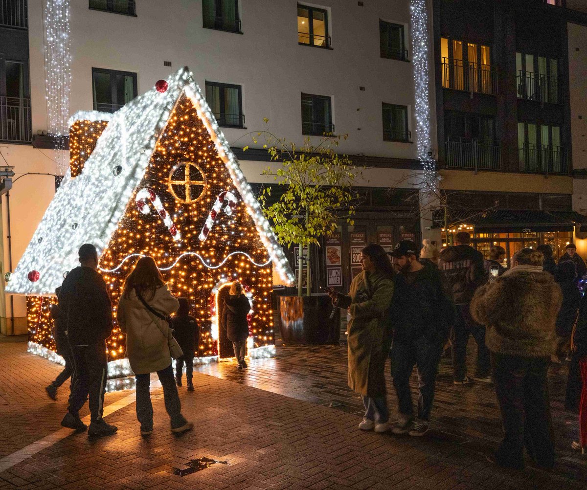 Warwick_DC's tweet photo. A season of sparkle is set to begin next month as our four towns and surrounding villages light up the district for the Christmas season! 🌟

Read more: https://t.co/e0iQtOI2cf https://t.co/eCbjkh1dxJ