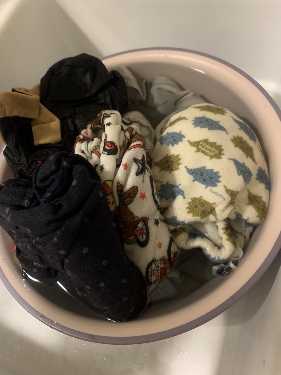 LittleBON_MYS's tweet photo. 3歳の弟君

現在自宅でトイトレ真っ最中ですが、保育園でもやってくれる事に😭
マレーシアではやってくれないものだと思ってた✨️ありがとう🙏🏻

お兄ちゃんどんな感じでやってたか完全に忘れてる💦思い出さな

保育園でもやってくれるようになり、お持ち帰りの着替えが増量中🧺

洗濯も頑張らねば💪 https://t.co/XEJMmAnq67
