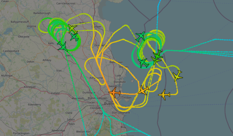 Shauns_Aviation's tweet photo. some messy trails in the sky as aircraft now line up for a 28L arrival now.

#Dublin #Airport #StormAmy #aviation #Avgeek #DublinAirport #Ireland #Amy #Storm #travel #Diversion #goaround https://t.co/BH5Ux0QE5c