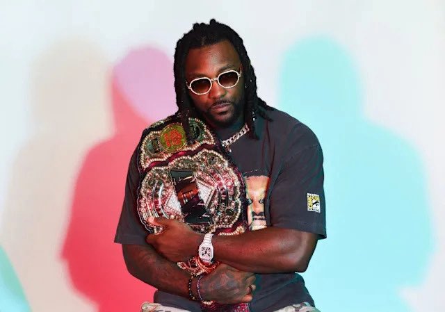 Planeta_Wrest's tweet photo. “Ya expresé mi opinión sobre esta situación (el recontrato de Andrade con AEW).

En toda la historia de la #WWE, solo recuerdo un caso de luchador despedido que haya resultado beneficioso para #AEW a largo plazo, y ese es Swerve Strickland.

Quizás también Shelton Benjamin, quien se fue por su propia decisión, pero su derrota por el título de parejas dice mucho.”

- Dave Meltzer vía WON