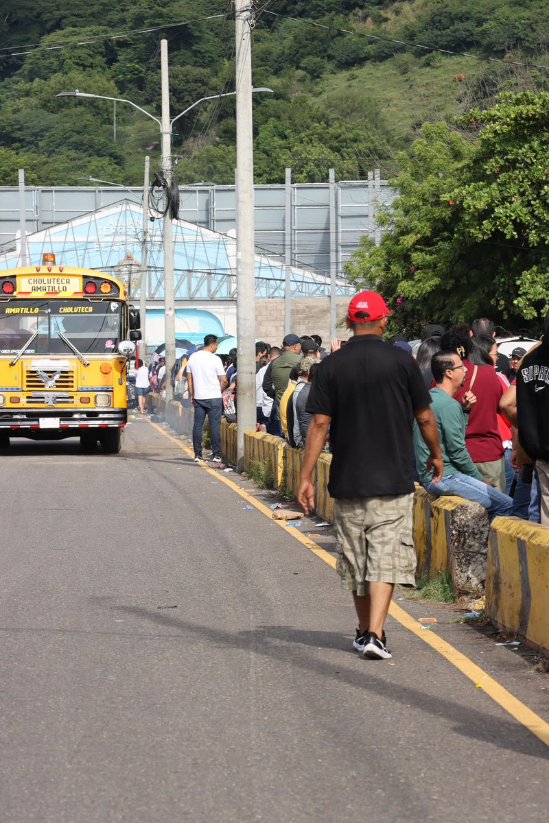 AnonimoSV503's tweet photo. Largas filas de viajeros y automóviles se observan este viernes en la frontera de Honduras, donde turistas se dirigen a El Salvador para aprovechar el descanso de la Semana Morazánica. https://t.co/Gz4etsOyMm