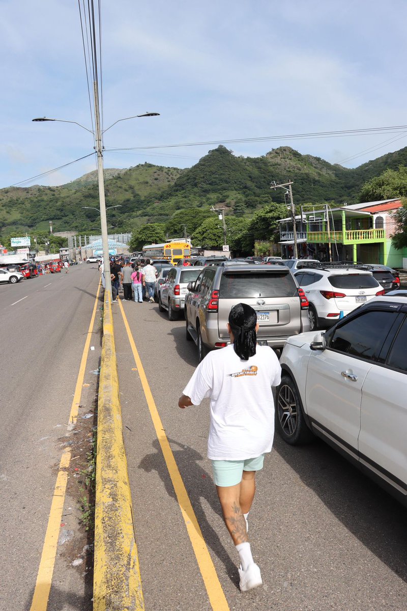 AnonimoSV503's tweet photo. Largas filas de viajeros y automóviles se observan este viernes en la frontera de Honduras, donde turistas se dirigen a El Salvador para aprovechar el descanso de la Semana Morazánica. https://t.co/Gz4etsOyMm