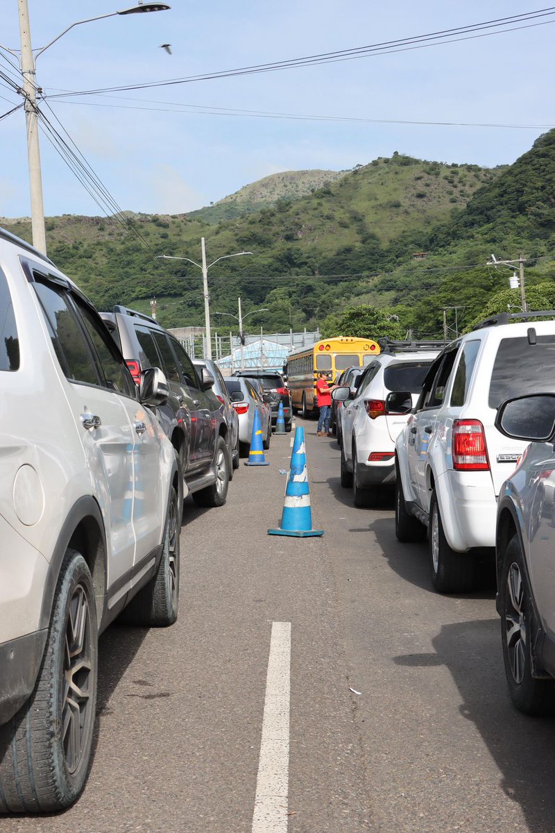 AnonimoSV503's tweet photo. Largas filas de viajeros y automóviles se observan este viernes en la frontera de Honduras, donde turistas se dirigen a El Salvador para aprovechar el descanso de la Semana Morazánica. https://t.co/Gz4etsOyMm