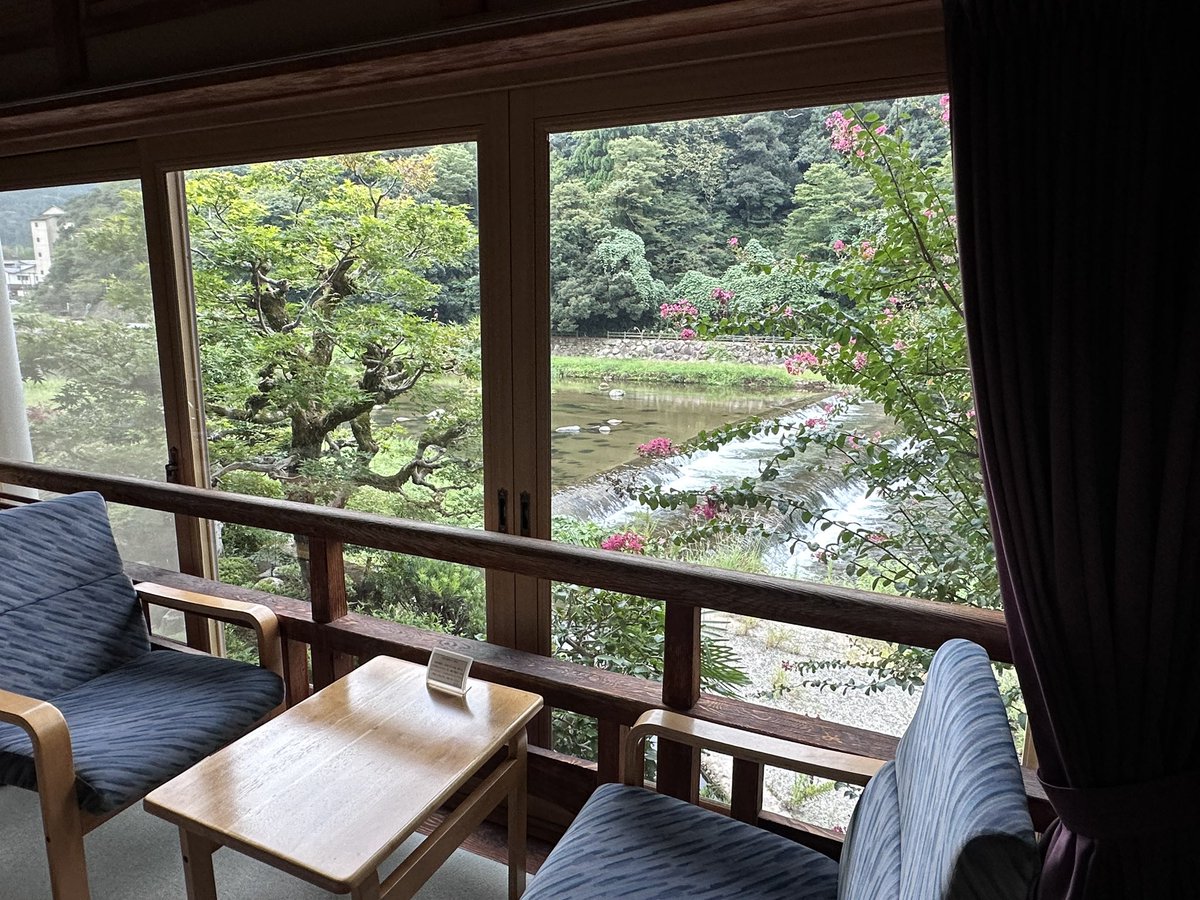 microtokage's tweet photo. 旅館大橋は最高でした。
三朝温泉、みたき園、智頭町、大江の郷…。
ホットエアーはTシャツやレトルトお土産まで出すほど繁盛していた。
松乃家のとち餅は美味すぎて、夫が最終日早朝に市内からもう一度買いに行ったほど。
白うさぎフィナンシェは、なんで今まで教えてくれなかったんだと怒られた。 https://t.co/R4OB0nc2Uc