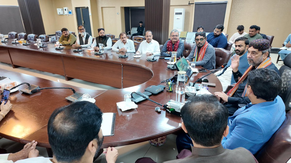 KashifShoroPPP's tweet photo. آج وزیر اعلیٰ سندھ کے مشیر برائے ہیومن سیٹلمنٹ (کچی آبادی) سید نجمی عالم سے ملاقات میں کچی آبادیوں سے متعلق امور پر تفصیلی گفتگو ہوئی۔ اس موقع پر حیدرآباد کے ٹاؤن چیئرمین، وائس چیئرمین اور میونسپل کمشنر بھی موجود تھے۔ عوامی مسائل کے حل کے لیے مشترکہ حکمت عملی پر اتفاق کیا گیا۔ https://t.co/2Wm1bIzyJb