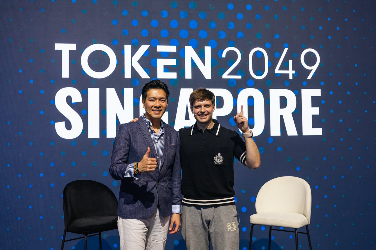 0G_labs's tweet image. 0G put DeAI in the spotlight at @token2049.

0G Labs CEO @michaelh_0g sat down with Dr. Chang, BOD of @0G_Foundation, for a fireside on AI Without Limits: Scaling Intelligence on the Blockchain.

Michael broke down the plan to make AI a public good powered by the 0G tech stack.