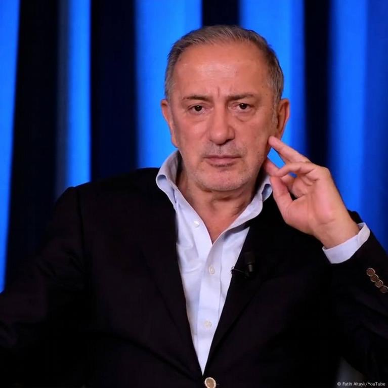 Silivri’deyim. Salon tıklım tıklım, dışarda kalanlar var.  “Burada olmamın nedeni, ülkenin en uzağındaki çocukları da kızım gibi görmemdir” diyen Altaylı’ya “Kaçma riskin var” dedi hakim. Epey kilo vermiş. Bugün gördüklerimi hiç unutmayacağım. Canım çok sıkkın. #FatihAltaylı