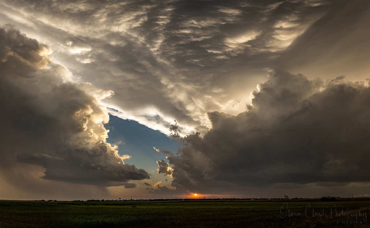 A #supercell 🛸 produces #lightning ⚡️in the Deep South of #Texas in June. #storm #cloudscape #weatherphotography #weather #clouds #sky #thunderstorm #stormhour #wxtwitter #zcreators #nikonz9 @nikonoutdoorsusa @nikonusa  @natgeo @discovery #thephotohour @xwxclub <a href="/CloudAppSoc/">Cloud Appreciation Society</a>