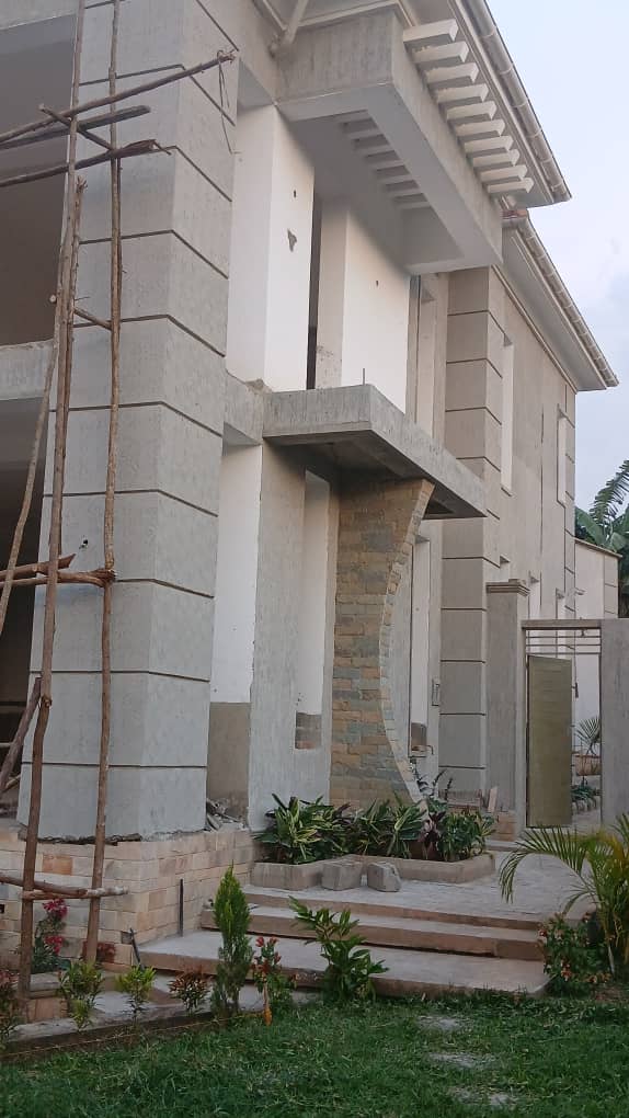 Alfredowac's tweet photo. FOR SALE!
​70% COMPLETE SHELL HOUSE IN KIRA - NAKWERO
​MASSIVE 7 BEDROOM HOUSE
​SITTING ON 27 DECIMALS OF LAND
​LOCATED IN A GOOD NEIGHBORHOOD
​PRICE: UGX 630 MILLION (NEGOTIABLE)
​YOUR OPPORTUNITY TO FINISH TO YOUR TASTE!

NB:- INBOX ON 0772598948/0744278356 FOR MORE PICTURES https://t.co/XrzXqSyQjV