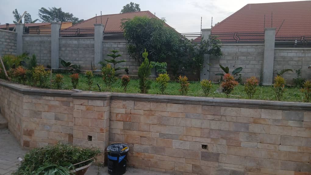 Alfredowac's tweet photo. FOR SALE!
​70% COMPLETE SHELL HOUSE IN KIRA - NAKWERO
​MASSIVE 7 BEDROOM HOUSE
​SITTING ON 27 DECIMALS OF LAND
​LOCATED IN A GOOD NEIGHBORHOOD
​PRICE: UGX 630 MILLION (NEGOTIABLE)
​YOUR OPPORTUNITY TO FINISH TO YOUR TASTE!

NB:- INBOX ON 0772598948/0744278356 FOR MORE PICTURES https://t.co/XrzXqSyQjV