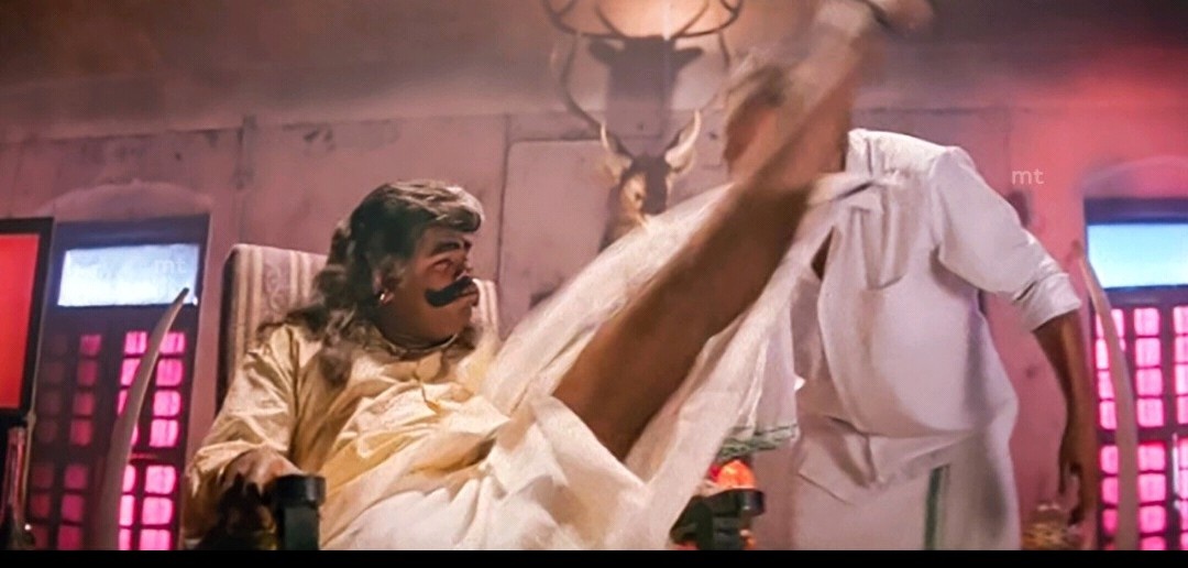 5  நாளா அவ்வளவு கதைய அவுத்து விட்டீங்களேடா அது எல்லாத்துக்கும் ஆதாரம் இருக்குன்னு சொன்னவங்க கோர்ட்டில் சொல்லாமல்.. எல்லாத்துக்கும் மாவட்ட செயலாளர் தா பொறுபுன்னு bail கேக்குறீங்க🤦🏿‍♂️