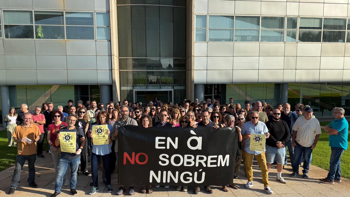 Hui hem dit PROU
Prou de comiats provocats per la incompetència de les directives
Prou de pregonar "bona voluntat" i fer el contrari.
Prou d'enganyar a la plantilla que ha alçat esta radiotelevisió.
En À punt no sobrem ningú.
