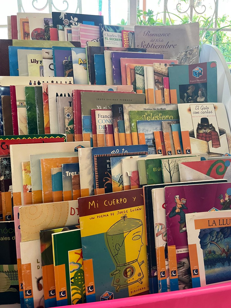 Librero Escolar 
Rumbo a la 6a. #CaminataPorlaLectura con <a href="/mariaheguiz/">María Héguiz</a>