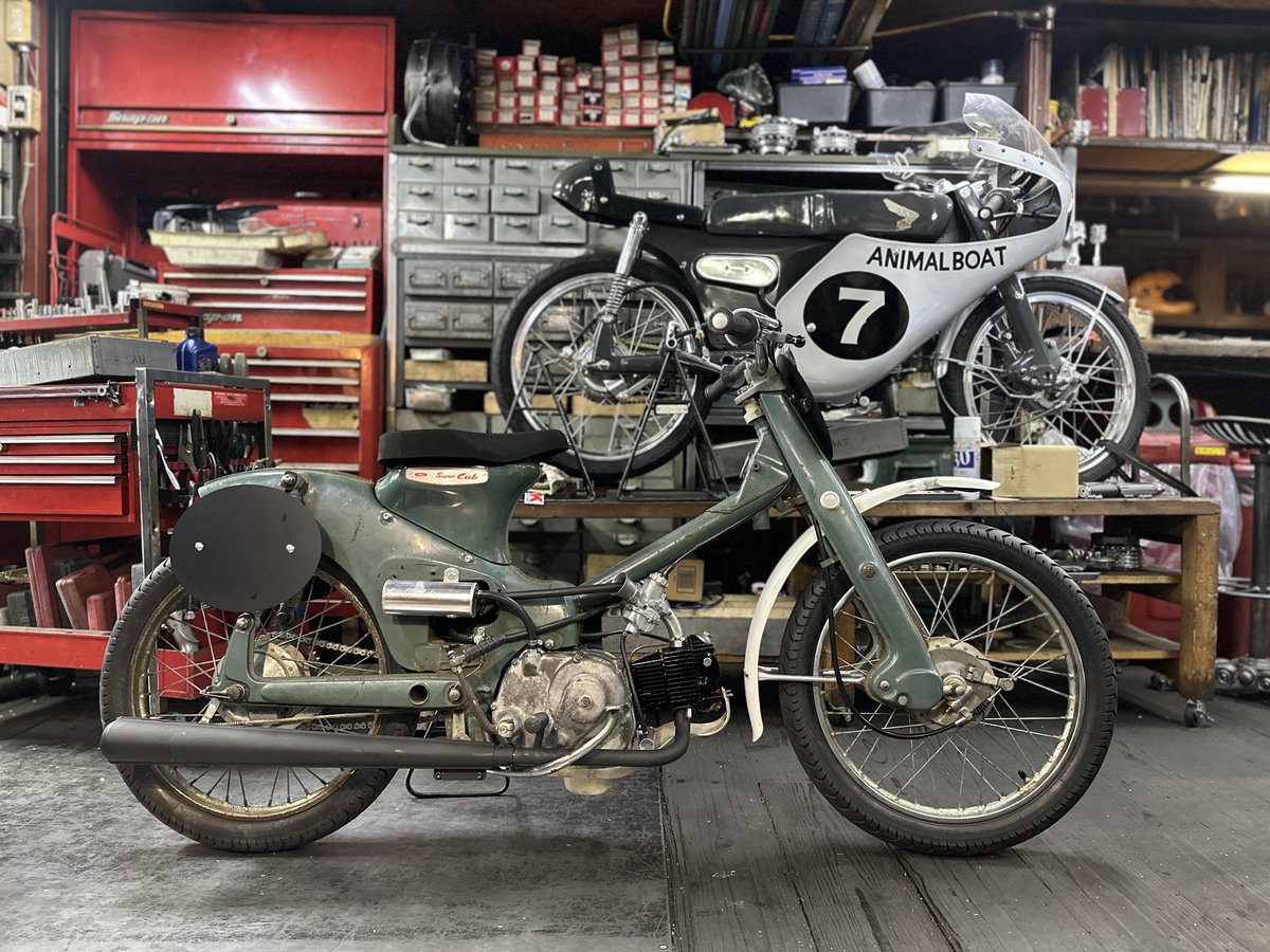 nobtree's tweet image. 昨年の春にがーすーさんから譲っていただいたC100✨スクスクと育った姿をお見せできて良かったです😊
今のBOBLライフがあるのはがーすーさんのおかげです！
このマシンで表彰台に乗りたいなぁ
#honda #c100 
#BOBL #HaveABikeDay煩悩racing