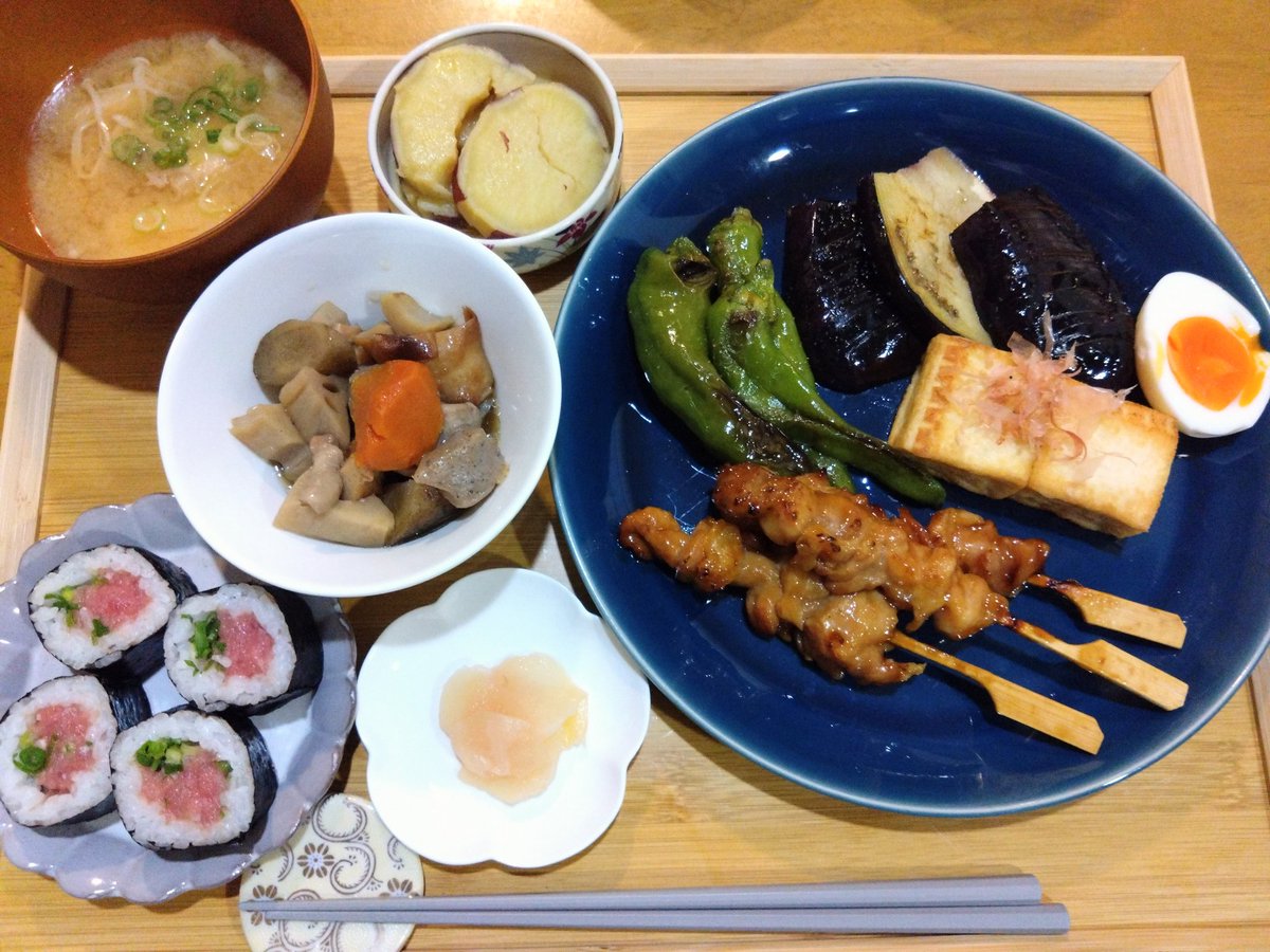Sunmama15's tweet photo. 今日の晩ごはん

■焼き野菜と焼き厚揚げ
■焼鳥
■さつまいもの甘煮
■筑前煮
■ネギトロ巻き
■自家製甘酢生姜
■お味噌汁
ちょっと手抜きでごめんね。今日も美味しくいただきます！
#晩ごはん　#おうちごはん　#料理記録　#献立　#いただきます https://t.co/FrcLAKxqPn