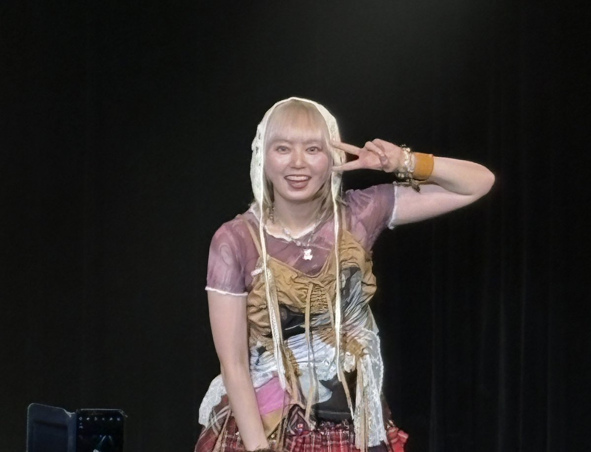 #安本彩花えびちゅう加入16周年
おめでとうございます㊗️
今年は特典会で初めてお話ししたり、
エビ中のライブと彩ちゃんの生誕ソロ、曲を提供したひなたさんのライブと、たくさん彩ちゃんに会いに行けた(^^)/
16年、色んなことがあったけど、エビ中メンバーでいてくれて本当にありがとう^ ^