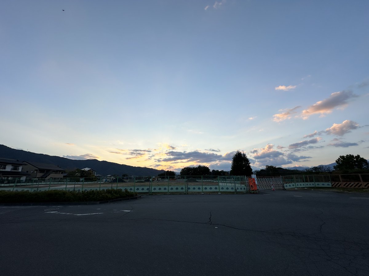 なんでだか夕暮れには一言呟きたくなる。

それをちょっとだけ我慢して目を瞑り深呼吸。

身体を透き通るような風と優しく差すオレンジ。

きっともっと歳を取ったら泣いてしまうだろう。

そんな心の揺らぎを知っている様に。

夕暮れはまた明日と告げる。

#イマソラ 
#キリトリセカイ 
#龍の棲む空