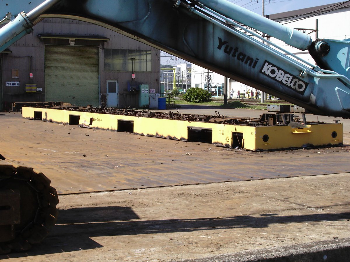 shibu_Train_BUS's tweet photo. 少し見るのが辛い写真になりますが…
2005年の鎌倉総合車両センター(旧大船工場)にて最後の一般公開で見る事の出来た解体中のクハ103-588。
早いものでこの撮影から20年、そして旧大船工場の閉鎖から来年の3月で20年になりますね。
#103系の日 https://t.co/3lzp6Hp4PW