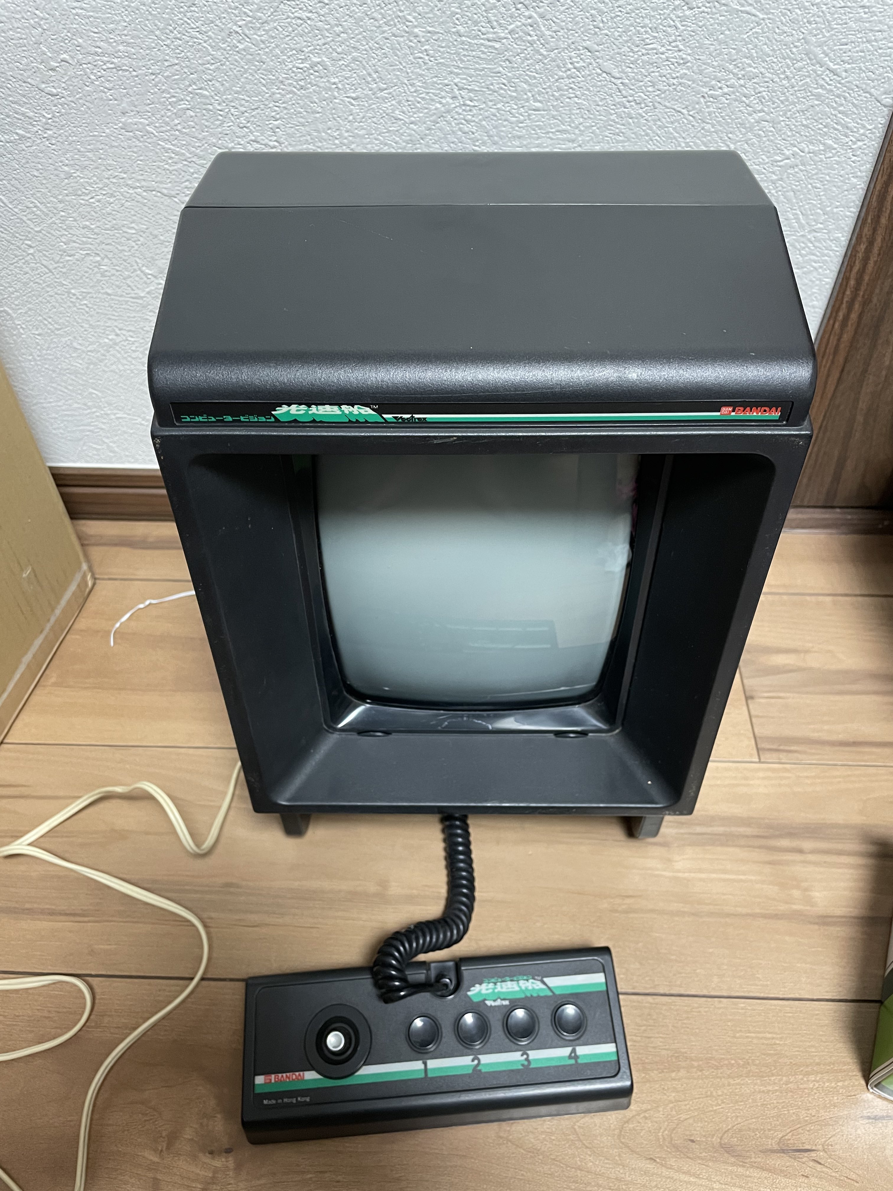 ジャンク品です。 ひび割れてる方は電源は入りますが使っているとおちます。 TRS on X: 