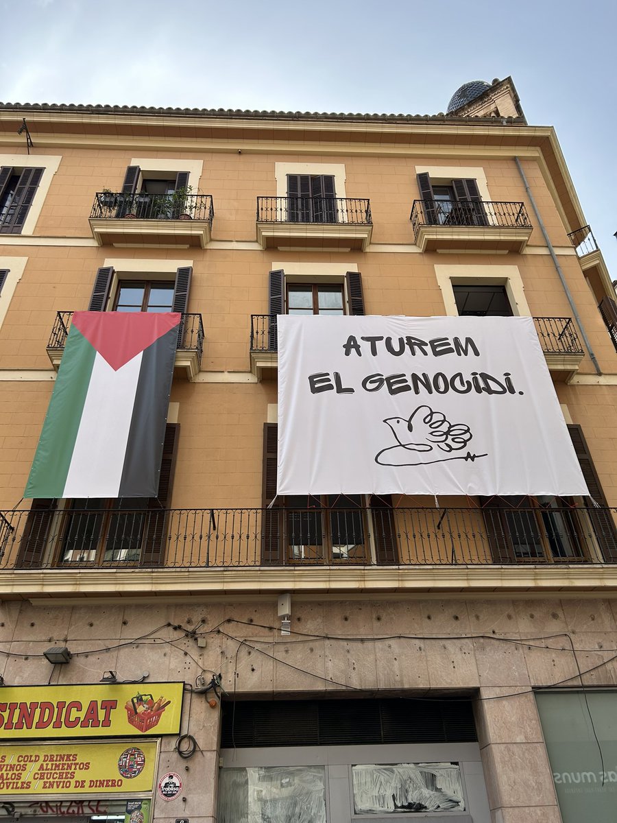 Somos una mayoría social los que pedimos que se pare el genocidio en Gaza.
Si tienes humanidad no puedes mirar a otro lado. 
Hoy hemos desplegado una pancarta y la bandera Palestina en la sede del <a href="/psibpsoe/">PSIB-PSOE</a> para apoyar esta causa.