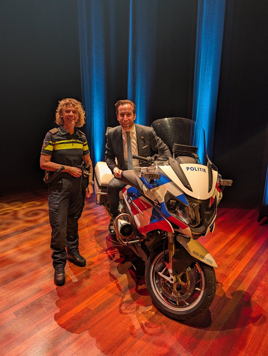 Genoten gisteren van het jaarcongres van het Nederlands Genootschap van <a href="/burgemeesters/">Burgemeesters</a>. Interview met Frank Rijkaart, keynote van Mart de Kruif en collegetour met de korpschef van de Nationale Politie Janny Knol (die deze motor had meegenomen).