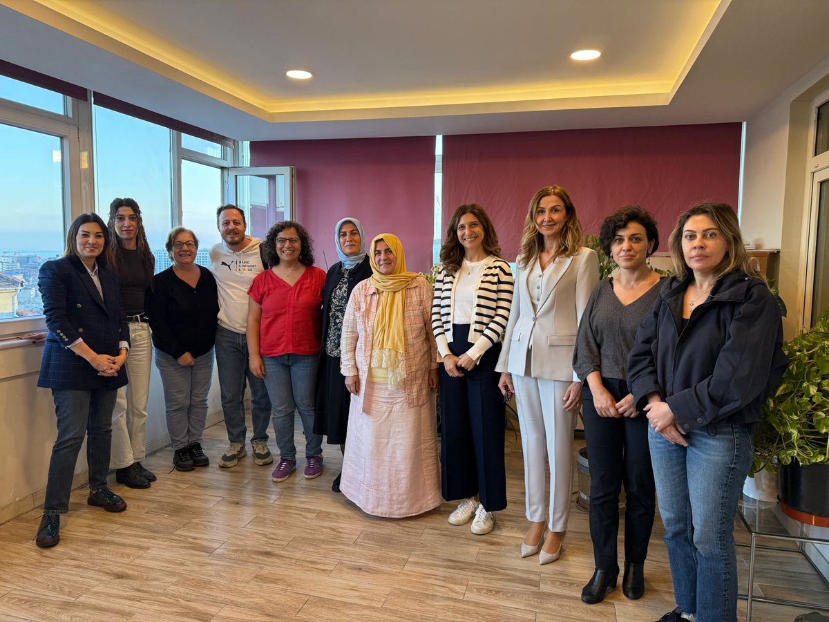 19 Mart ve sonrası İBB ve diğer belediyelere yapılan tutuklamalara karşı tutuklu yakınlarının kurduğu Aile Dayanışma Ağı (<a href="/ailedayanismagi/">Aile Dayanışma Ağı</a>) ile biraraya geldik. Yaşanan hak ihlalleri ve dayanışma imkanları üzerine konuştuk. Bu anlamlı ziyaret için ADA'ya teşekkür ederiz!