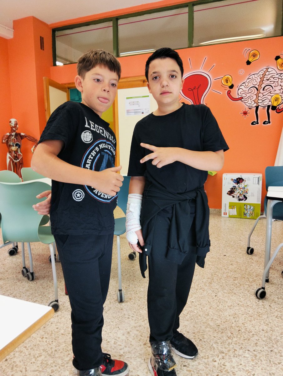 CeipManuelAzana's tweet photo. Hoy en el Aula del Futuro los alumnos de 6° han programado con @microbit_edu unos contadores de pasos. #StepByStep #pasitoApasito 👣 #AlcaláDeHenares #microbit #CódigoEscuela4_0_Madrid #AulaDelFuturo 🤖 #MiColeMola https://t.co/RSHCPEGs6h