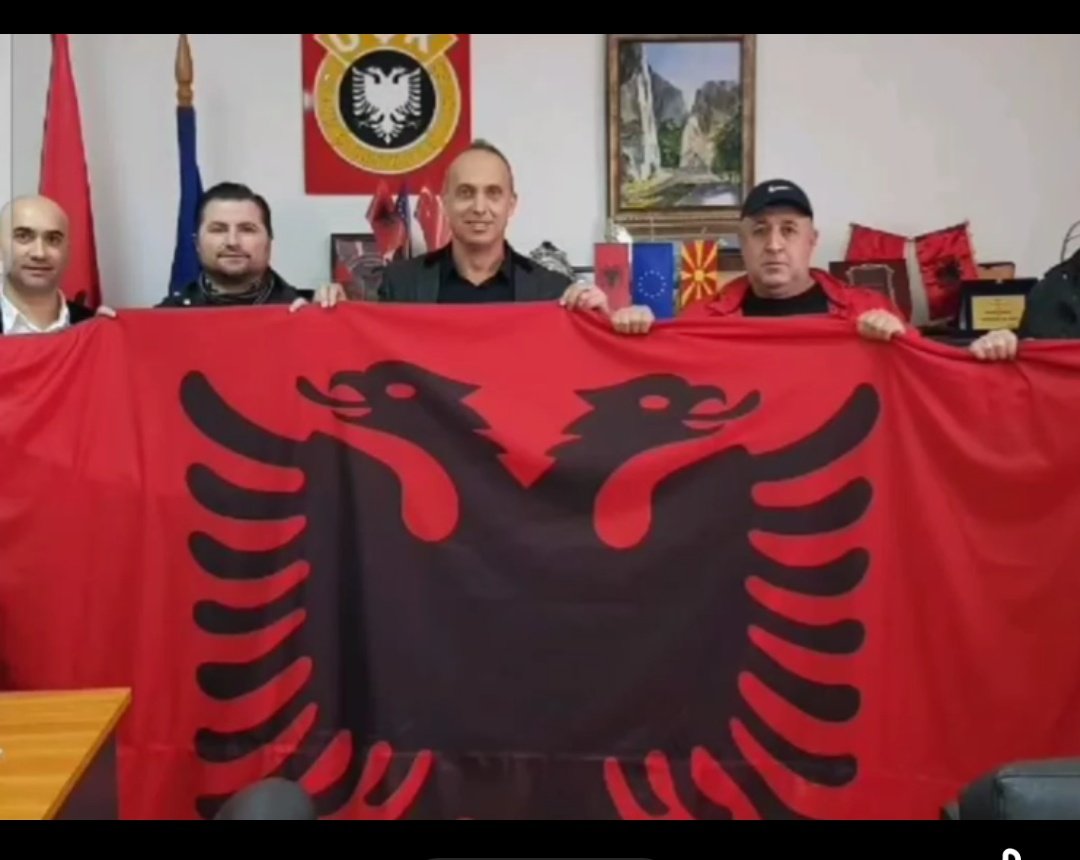 Дехари на фб го величат со видеа како носи униформа од учк како држи калаши и пишале Кичево е албанска земја, Македончето има избор да гласа за овај терорист или за доктор градски чоек за кој нема никој лош збор да каже, се надевам дека конечно ќе се освестат луѓето