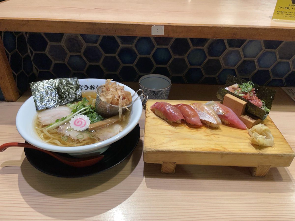 Licking_dog_'s tweet photo. 久しぶりに食べました
これで1500円はリーズナブルですね
ご馳走様でした🥢 https://t.co/HHzr7UHW3B