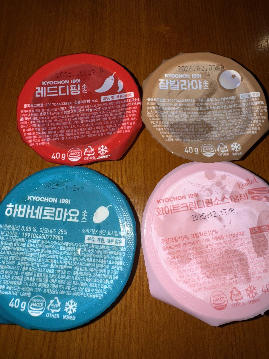 ✨교촌치킨 허니콤보, 웨지감자, 퐁듀치즈볼

8.5/10

30년이 넘은 전통의 강호. 양념을 버무리지 않고 붓으로 바르는 허니콤보는 명실 상부 스테디셀러이며 각종 사이드 또한 수요가 확실한 상품들이다. 튀김의 상태도 매우 양호한 편이며 저점이 낮은 확실한 선택을 하고 싶을 때 추천🍗