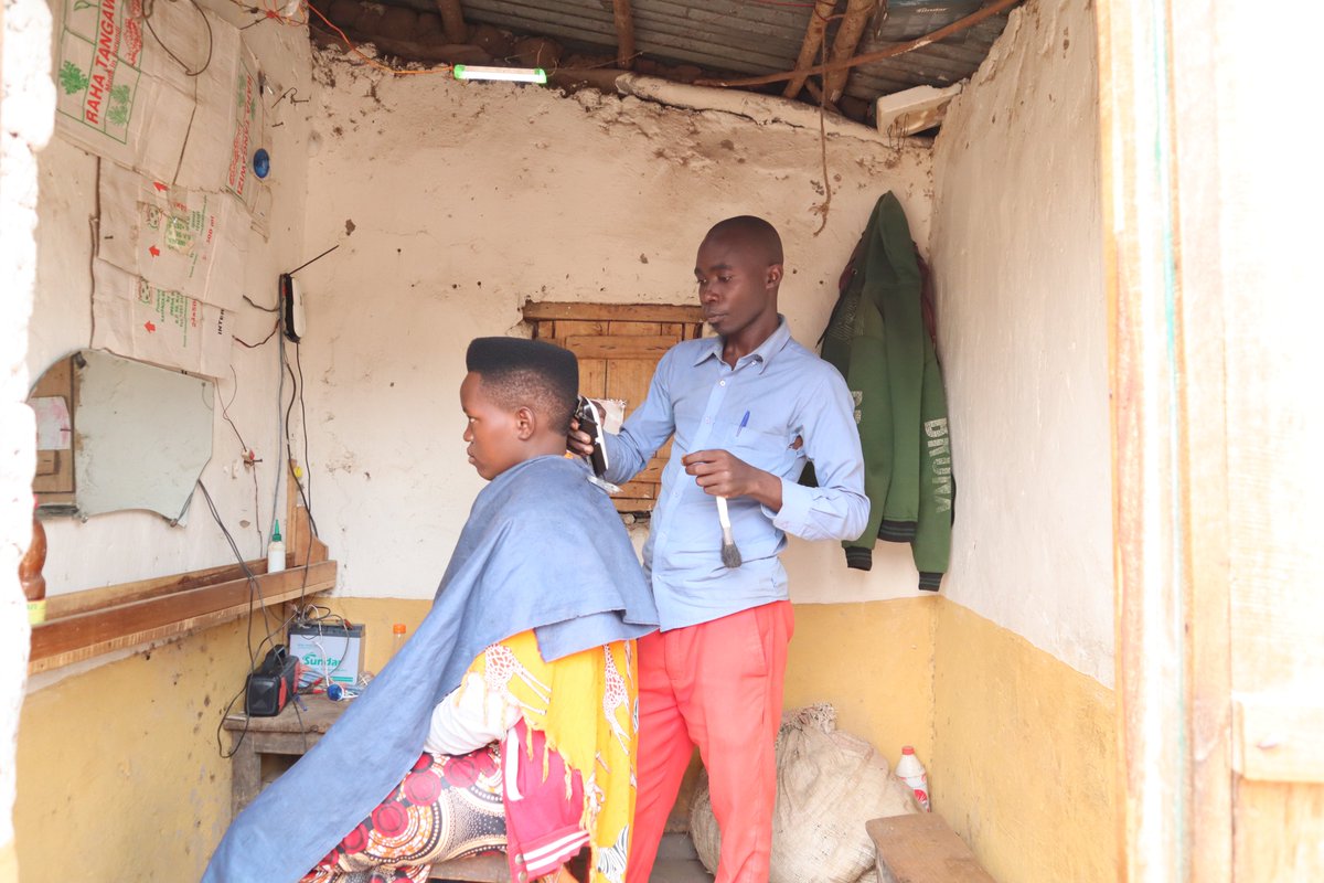 Entreprene0109's tweet photo. À Buhinyuza (Muyinga), Éric gagne 100 000 à 200 000 FBU/mois grâce à son salon de coiffure mobile solaire, obtenu via un crédit VICOBA. "Sans ce groupe, les banques m’auraient ignoré", dit-il.Aujourd’hui, il fait bien vivre sa famille. L’entraide change tout ! #VICOBA @bdikids https://t.co/jOpmk7M3IA