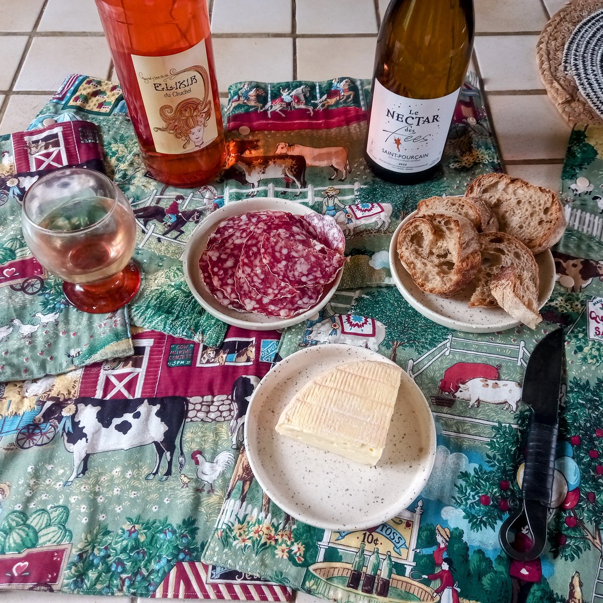 Ils font le job, ces nouveaux sets de table, moi je dis.

#LagricultureCestLaVie 

#SurLePouce
#AuTaf 
#ViteFait 

* et j'emm... les cinq fruits &amp; légumes ☝️
#LeDrediCestPermis