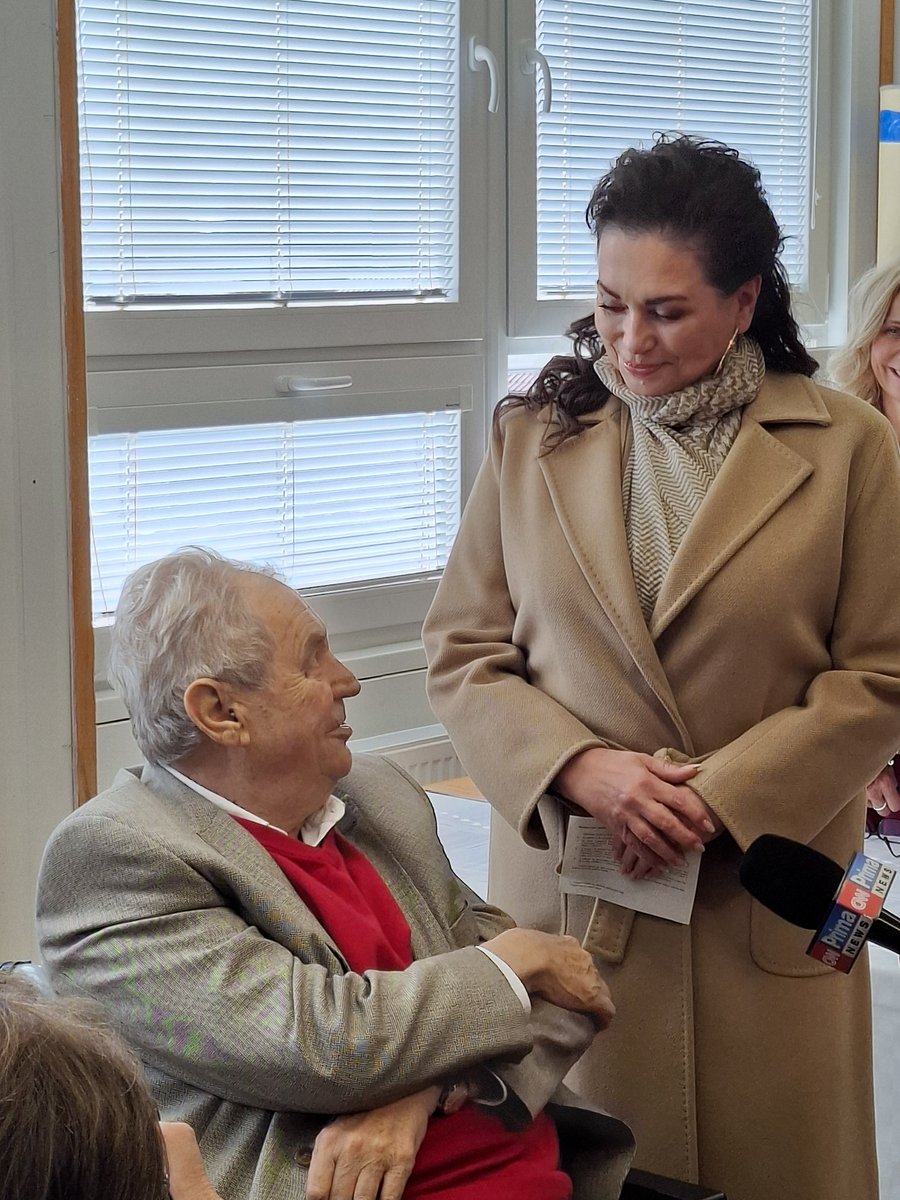 "Ten, kdo pozná, kdo stojí, vedle mě, ví, koho budu volit," řekl před chvílí prezident Miloš Zeman ve volební místnosti, a dal mi svůj hlas. "Kdo chce volit levici, volí Stačilo!", dodal. Volby jsou svátek demokracie. A pro mě je velkou ctí, že jej dnes slavíme v Lánech po boku