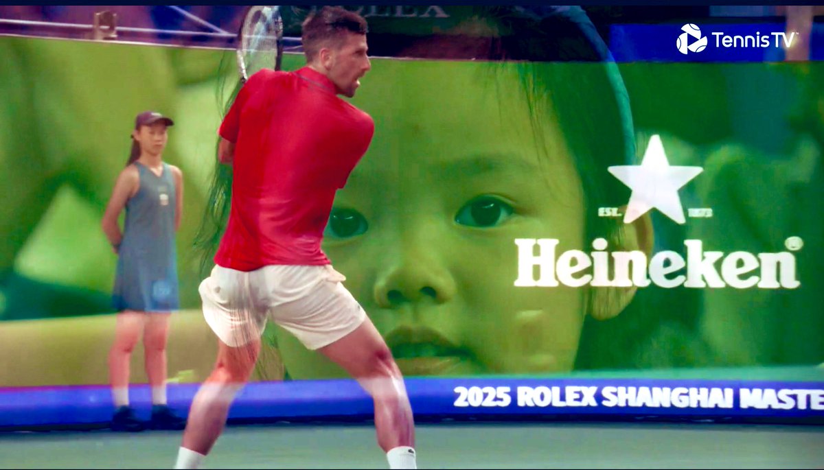 DjokovicUk's tweet image. This little girl at the Shanghai Masters couldn’t take her eyes off Novak, and I tried to screenshot her and got this!

#NoleFam #djokovic𓃵 #ShanghaiMasters