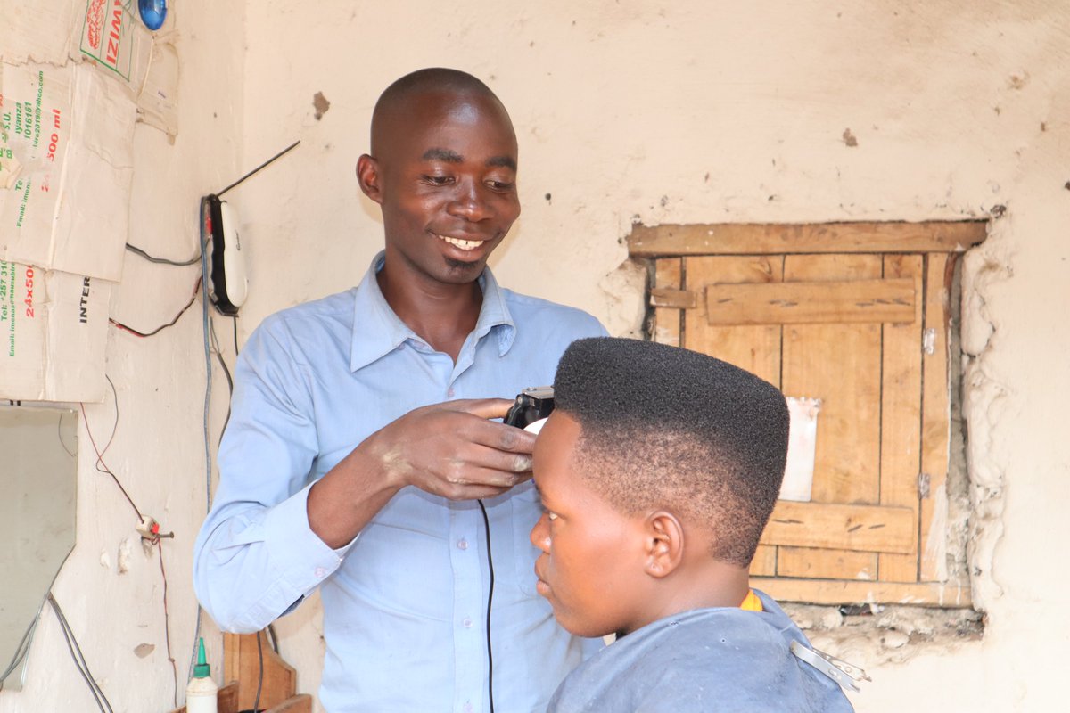 Entreprene0109's tweet photo. À Buhinyuza (Muyinga), Éric gagne 100 000 à 200 000 FBU/mois grâce à son salon de coiffure mobile solaire, obtenu via un crédit VICOBA. "Sans ce groupe, les banques m’auraient ignoré", dit-il.Aujourd’hui, il fait bien vivre sa famille. L’entraide change tout ! #VICOBA @bdikids https://t.co/jOpmk7M3IA