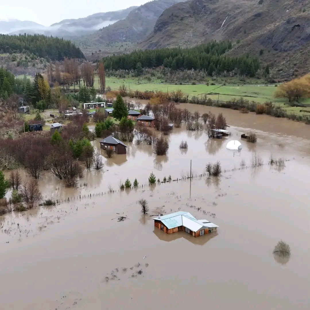 alegriagonzaa's tweet image. 🚨#Aysén Se mantienen sectores rurales aislados: San Lorenzo, Lago Vargas, Río Ventisqueros, Esperanza Los Ñadis, Colonia Sur, Colonia Norte, Maitén Neff, Balsa Baker y Lago Cochrane.

@reddeemergencia @RedGeoChile @vvanesaug @nimbusmeteorol @RNE_Alpha_8 @Sepulinares @alligohler