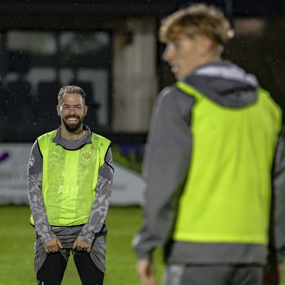 All smiles at training in the rain last night as the Magpies prepare to take on the league leaders tomorrow afternoon. 💪🏻

<a href="/dia_images/">David Airey</a> 📸

#WeAreChorley