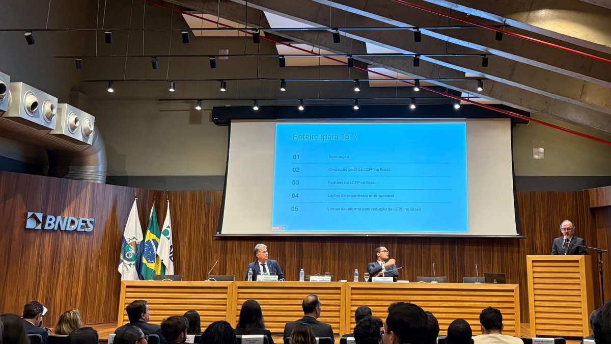 jude_usp's tweet photo. O grupo JUDE – Judiciário e Democracia (USP) participou do evento “Enfrentando a Litigância contra o Poder Público”, no BNDES (RJ), apresentando os resultados de uma pesquisa desenvolvida em parceria com o STF e o CNJ, com financiamento do BNDES. https://t.co/KdF1bUrOAa