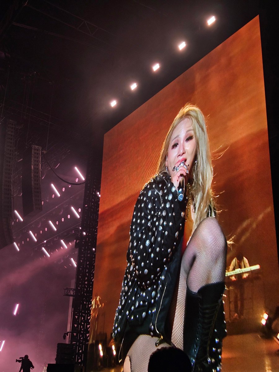 EijaOshin's tweet photo. She sooo lawaaa..the queen 👸 #CL #sgf1 https://t.co/QZlOgLxegr