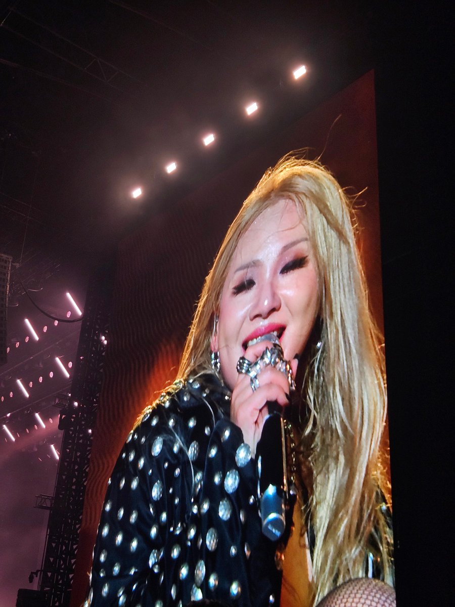 EijaOshin's tweet photo. She sooo lawaaa..the queen 👸 #CL #sgf1 https://t.co/QZlOgLxegr