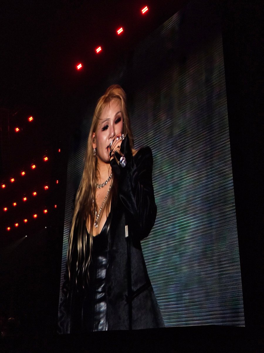 EijaOshin's tweet photo. She sooo lawaaa..the queen 👸 #CL #sgf1 https://t.co/QZlOgLxegr