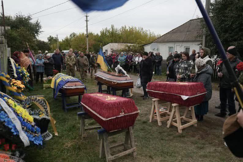 Четыре гроба. Двое детей, мать, беременная двойней, и отец

В Чернеччине Сумской области простились с семьей, погибшей в ночь на 30 сентября в результате удара русских фашистов по жилым домам.