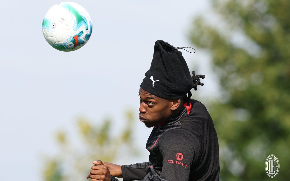 acmilan's tweet photo. Whip it in, head it home 🖇️

📍 Centro Sportivo Milanello powered by Clivet https://t.co/p6q5imf932