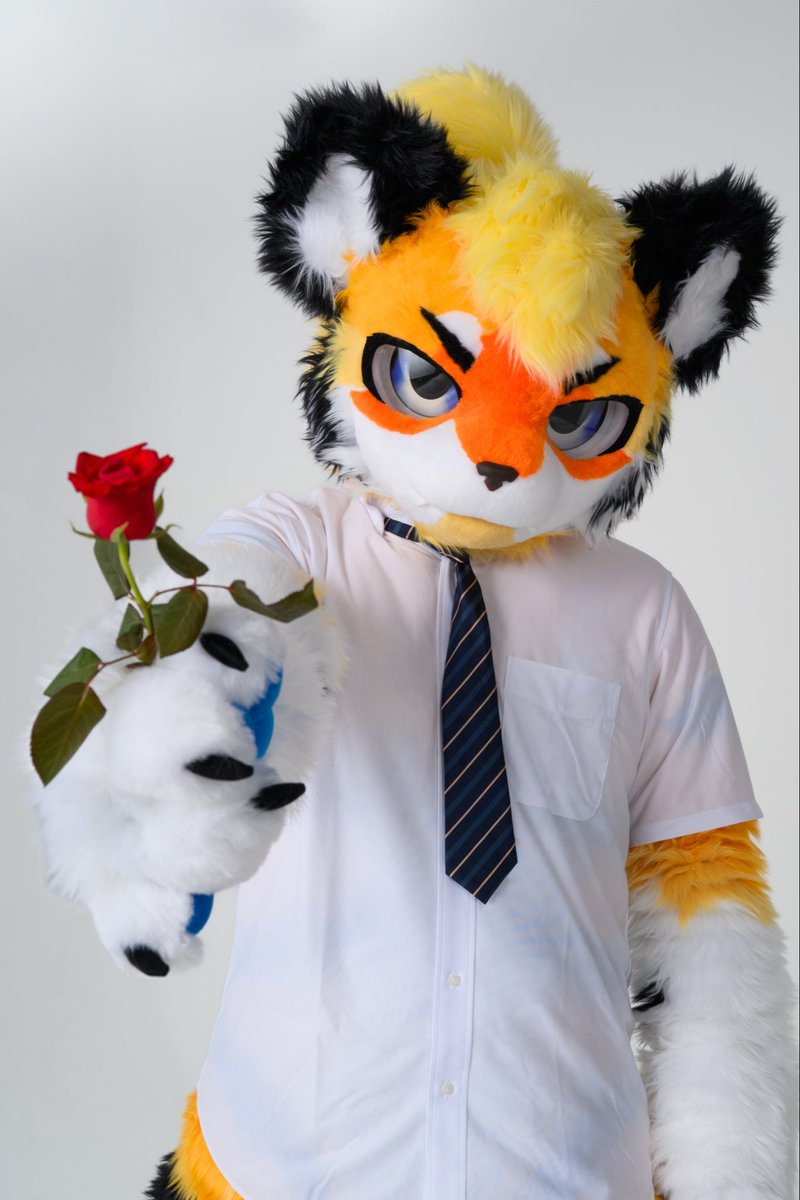 送你一朵花花

Here’s a flower for you

📸 <a href="/VinTheCoyote/">VinTheCoyote（凡凡）</a> 

#FursuitFriady
