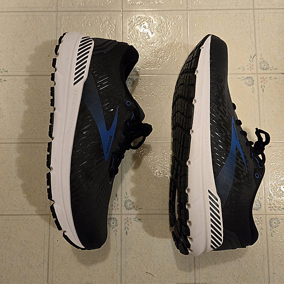 Unstable Times.🫤 The good news is that I got a new pair of trainers. The Brooks Addiction 15.👍 The bad news is more time off. Day Off Wednesday. Day off Thursday. The pain from patellofemoral pain syndrome has sidelined me from running for weeks.👎 Back soon. #running #fitness