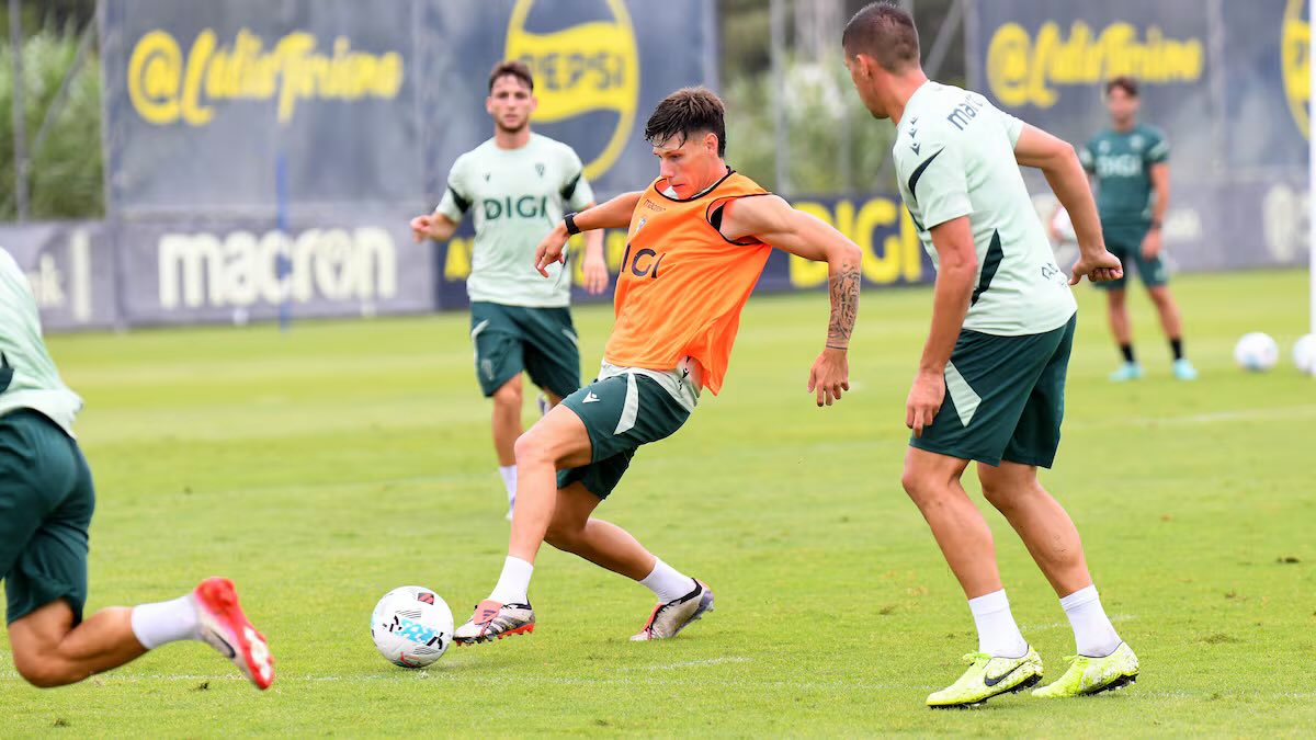 🗣️“Ha hecho todo lo que un futbolista tiene que hacer. Llegar de Primera Federación, chupar banquillo, no quejarse y entrenar como el mejor con mucha humildad….Está siendo de los mejores del equipo”.

Las palabras de Gaizka sobre Iker Recio en rueda de prensa. Gran refuerzo al