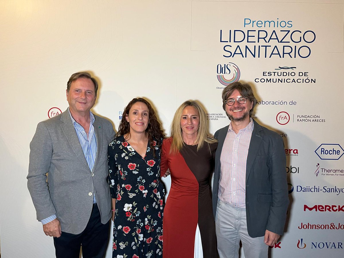 Un año más estuvimos en la gala de los premios Liderazgo Sanitario, organizados por <a href="/OdSalud/">Observatorio de Salud</a>  y <a href="/EstComunicacion/">Estudio de Comunicación</a>. <a href="/Beatrizperales8/">Beatriz Perales</a> entregó el premio al liderazgo sanitario en enfermedades raras a la Consejería de Sanidad de la Junta de Extremadura.
¡Gracias a la organización!