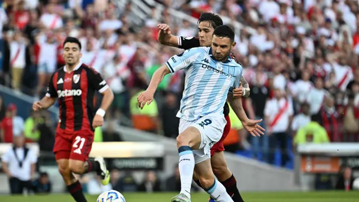 Racing jugó 6 partidos en 21 dias, con clásicos y series definitorias en el medio.
El promedio da uno cada 3 dias y medio. 
No es justificar nada, es hermoso porque significa que estás en todo y damelo siempre.
Pero también tiene sus consecuencias y podés perder, como se perdió
