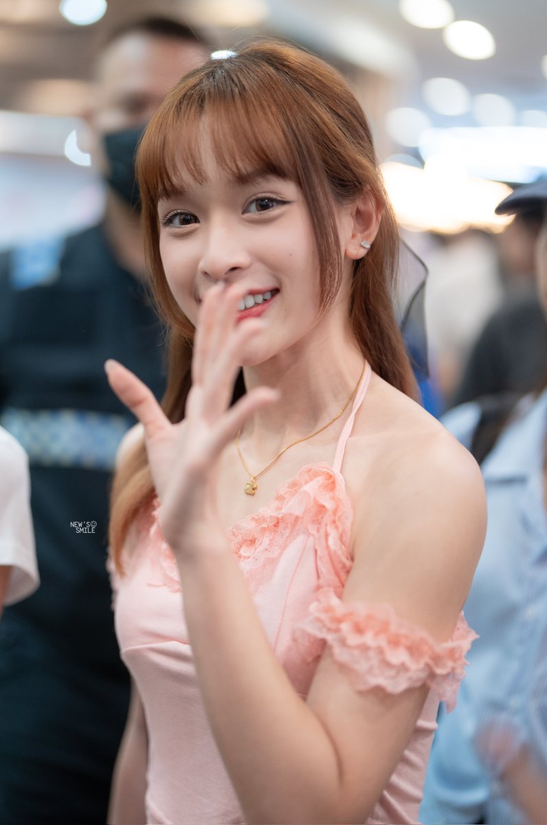 newssmile_cy's tweet image. ชัญญ่าสวยที่สุด 🥰
ดีใจที่ได้เจอนะ ~ 🤍🤏🏻
#NewChanyapuk 
#ChanyaQRRA #QRRA #OhMyPumpkinTH_BNK48_Busking